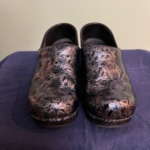 Dansko Tooled Embossed Floral Black/Blue Metallic Professional Clog Shoes Sz 38